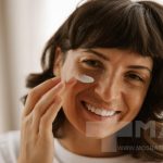 استفاده از کرم مرطوب کننده برای دور چشم