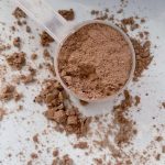 هر اسکوپ پروتئین چند گرم است و چند کالری دارد؟