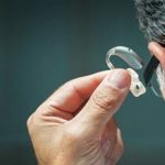 سمعک در مقابله با تنهایی در میان سالمندان مؤثر است