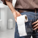 علت چسبناک بودن مدفوع چیست؟